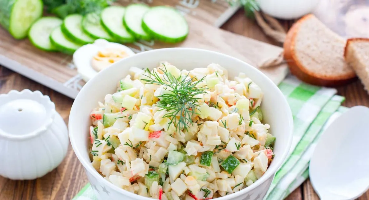 Рецепт крабового салата с секретным ингредиентом: всего один продукт придаст блюду новый вкус  - today.ua