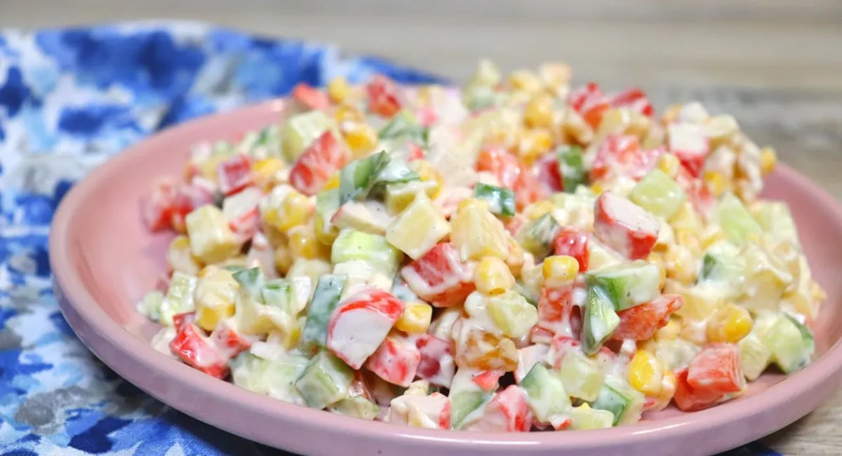 Крабовий салат з секретним інгредієнтом: як зробити популярну страву більш ніжною - today.ua