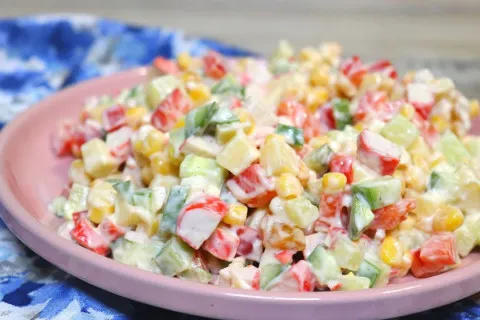 Крабовий салат з секретним інгредієнтом: як зробити популярну страву більш ніжною