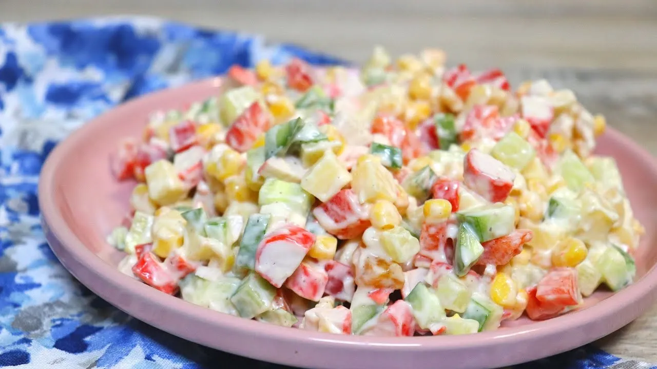 Рецепт крабового салата с секретным ингредиентом: всего один продукт придаст блюду новый вкус  - today.ua