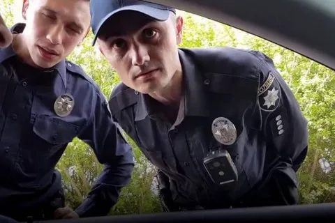 У водителей, которым запретили управлять автомобилем по иску ТЦК, будут забирать "права"