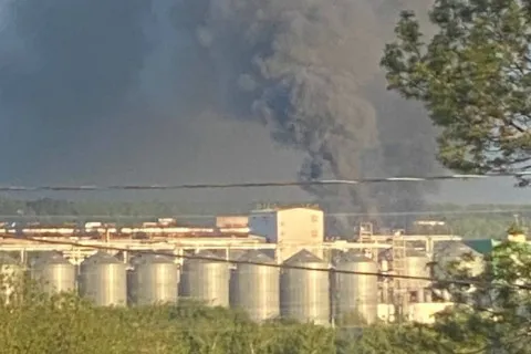 Київ хитрістю виманив російську ППО до Москви і завдав ударів по стратегічних об’єктах на периферії: там усе палає