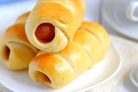 Сосиски в тісті: рецепт популярної випічки зі смаком з дитинства