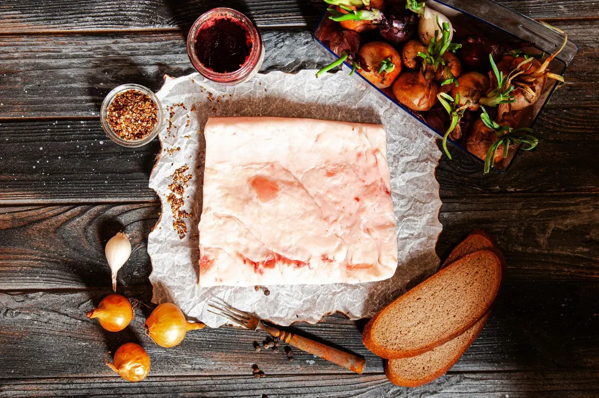 Що станеться з організмом, якщо їсти сало кожного дня: лікар розповів про користь і шкоду продукту - today.ua