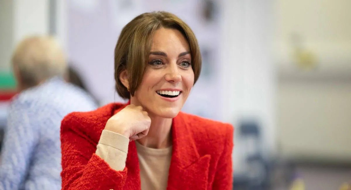 Серьги-люстры и бархатное платье: Кейт Миддлтон произвела фурор новым вечерним образом - today.ua