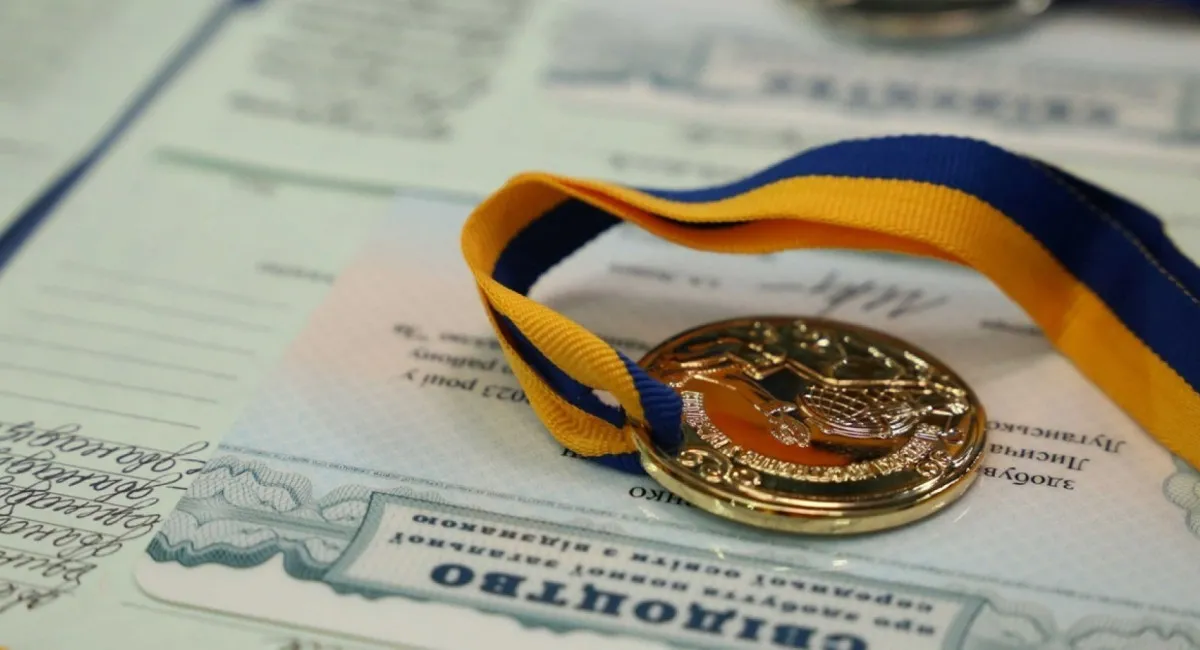 У Міносвіти визначилися, чим замінити шкільним відмінникам золоті та срібні медалі - today.ua
