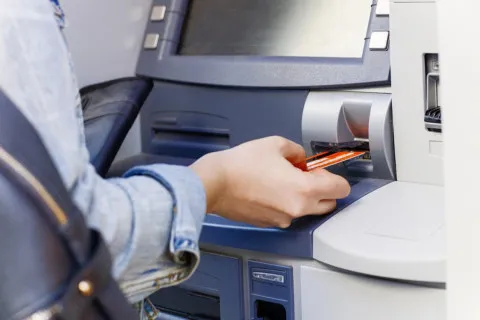 Банкомат не выдал списанные со счета деньги: что делать в подобной ситуации