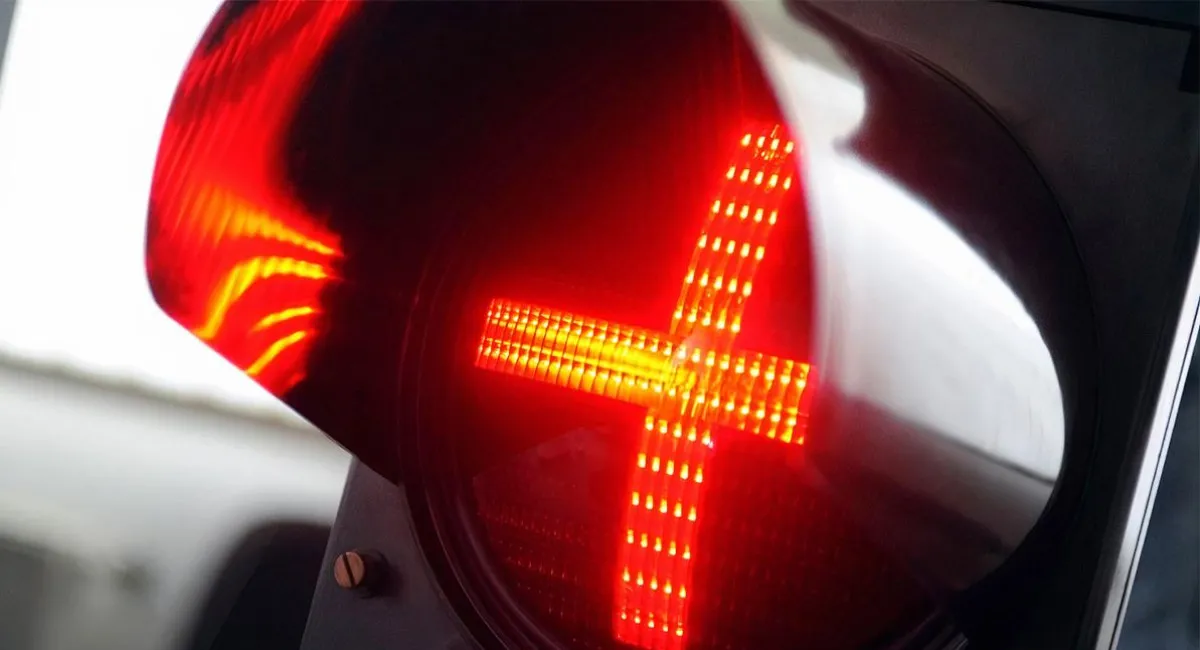 Світлофори з червоним плюсом: що означає цей сигнал - today.ua