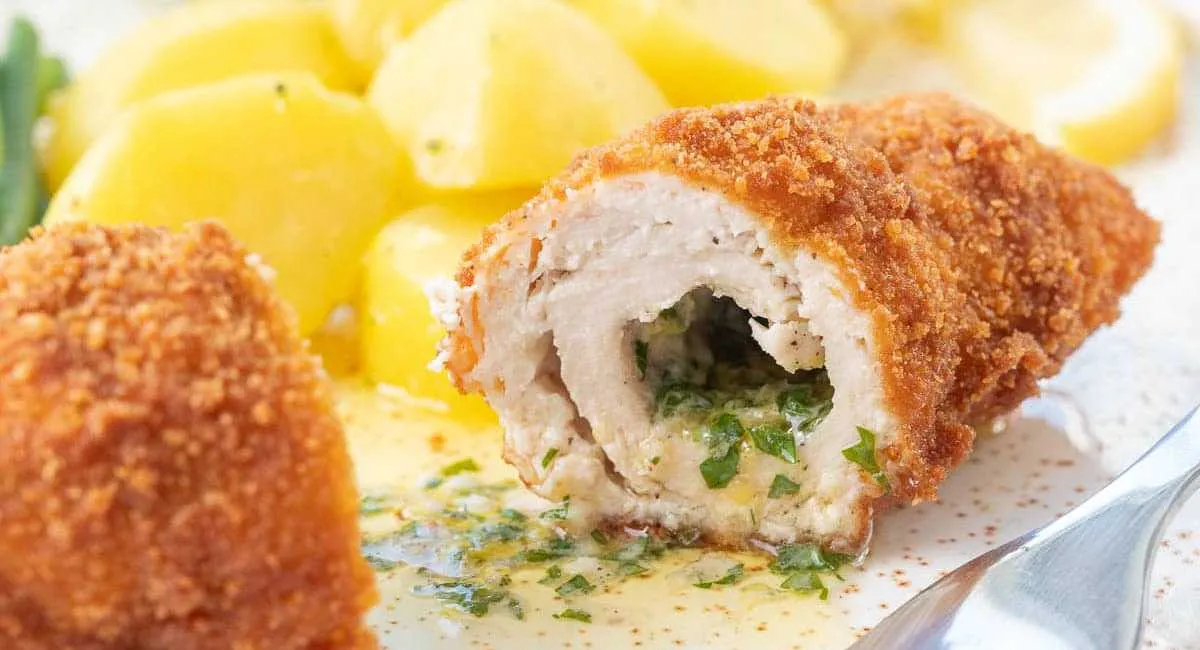 Як приготувати смачні та соковиті котлети по-київськи вдома: покроковий рецепт - today.ua