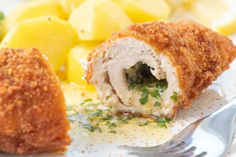 Як приготувати смачні та соковиті котлети по-київськи вдома: покроковий рецепт