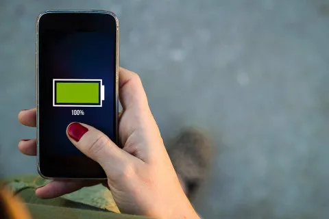 Стало известно, почему смартфон нельзя заряжать до 100%