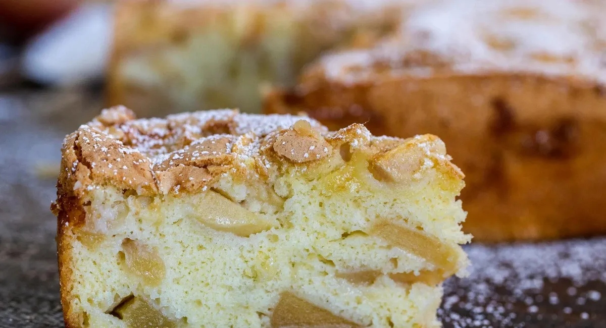 Рецепт шарлотки з яблуками та сиром – ідеального десерту для сімейного чаювання - today.ua