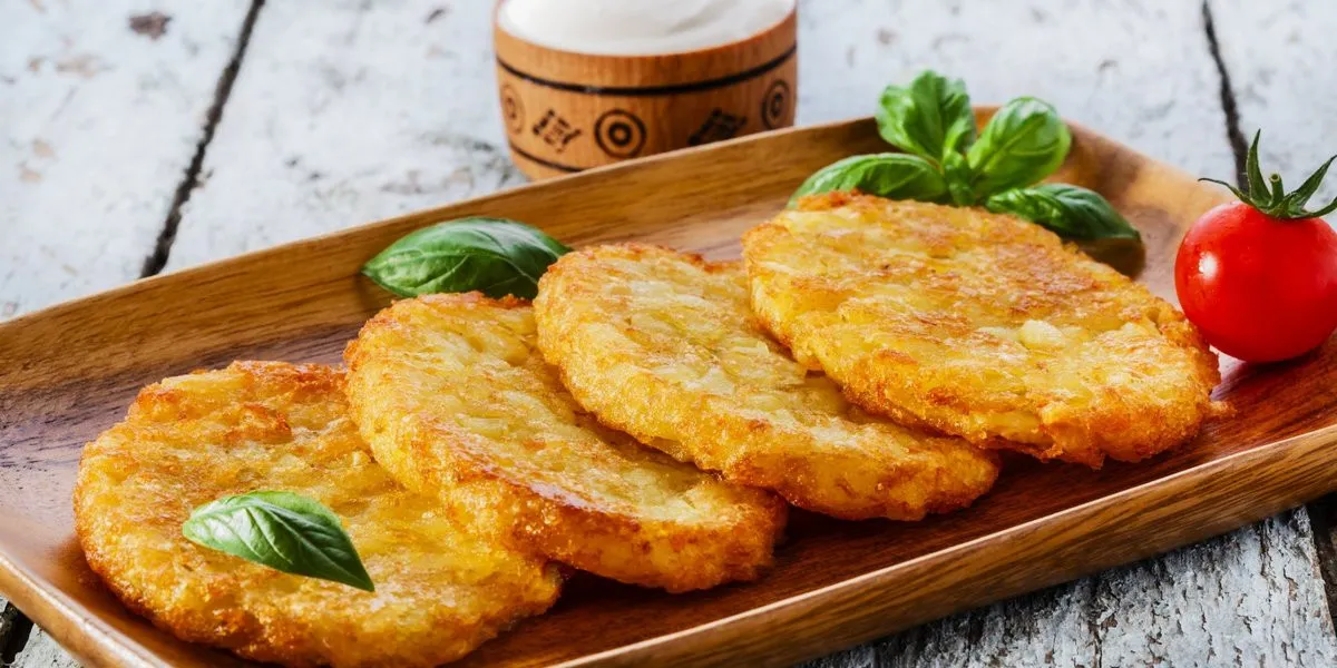 Що приготувати з залишків пюре: простий рецепт апетитних картопляних оладок - today.ua