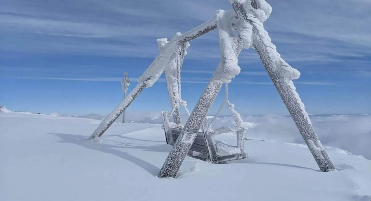 Зимові пейзажі в середині травня: Карпати засипало снігом, а температура знизилася до -3 - today.ua