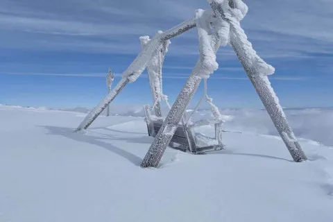 Зимові пейзажі в середині травня: Карпати засипало снігом, а температура знизилася до -3