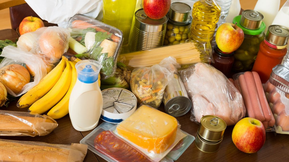 Українським пенсіонерам безкоштовно роздають продукти: хто та як може отримати