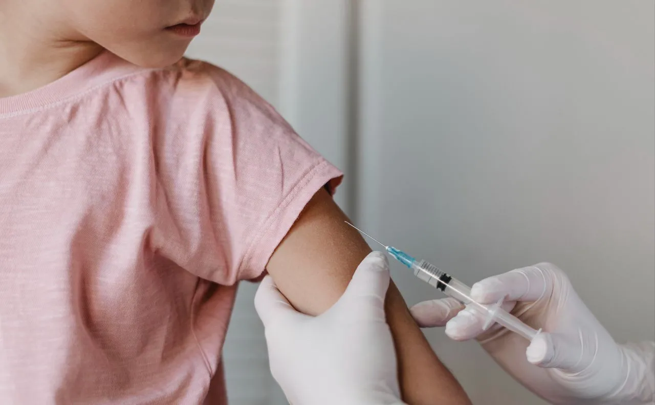 Щонайменше десятеро дітей у США могли померти внаслідок вакцинації від COVID-19: спливла страшна правда - today.ua