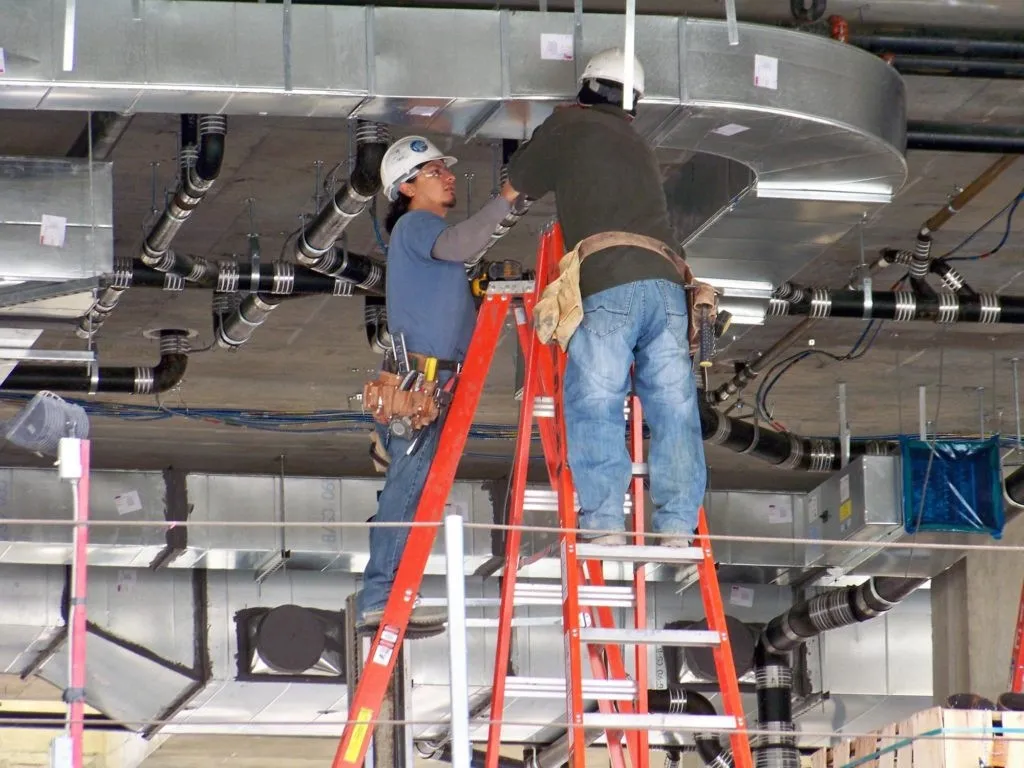 ШІ активно витісняє людей з роботи: яким спеціалістам гарантують непогану зарплату і можливість уникнути безробіття ШІ активно витісняє людей з роботи: яким спеціалістам гарантують непогану зарплату і можливість уникнути безробіття - today.ua