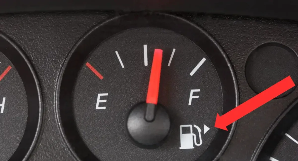 Таємниця для водіїв: що означає стрілка на панелі приладів - today.ua