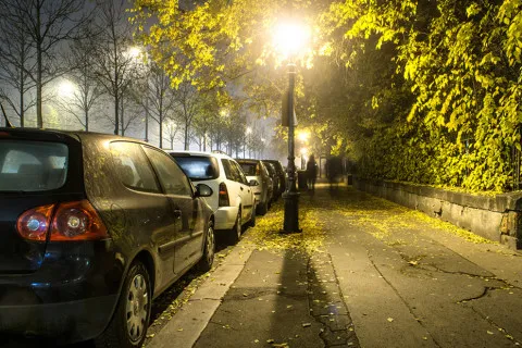 Водіям пояснили, чим небезпечне паркування автомобіля під вуличним ліхтарем