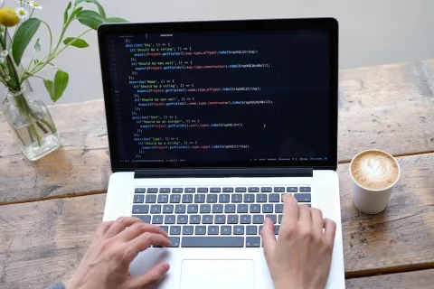 Какие зарплаты получают IT-менеджеры в Украине в 2025 году: сравнение с заграницей