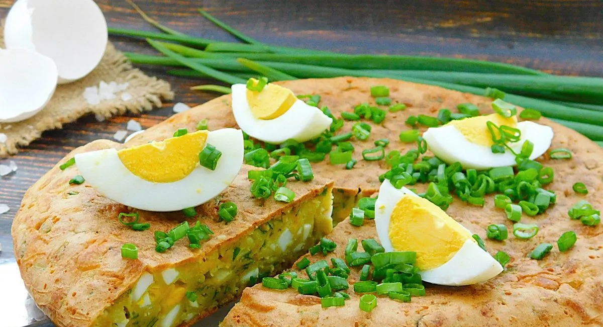 Заливной пирог с яйцом и зеленым луком: простой рецепт для начинающих хозяек   - today.ua