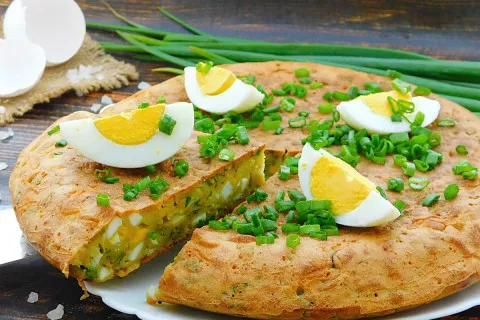 Заливний пиріг з яйцем і зеленою цибулею: простий рецепт для господинь-початківців