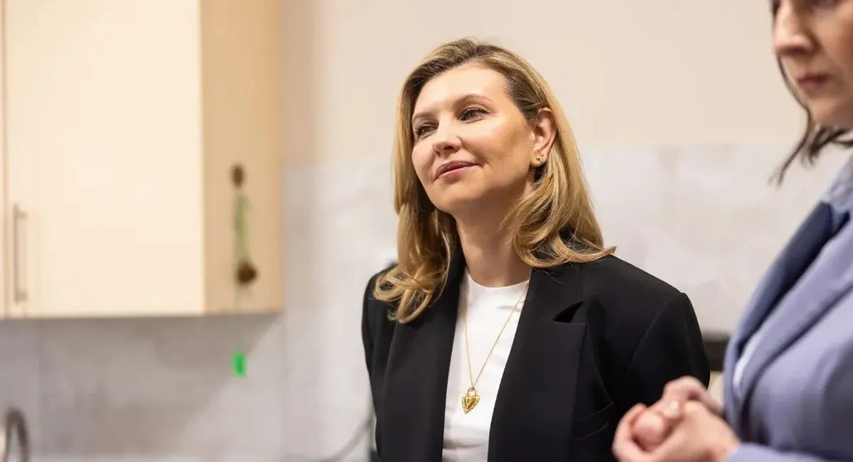 В трендових джинсах і кросівках: Олена Зеленська показала новий стильний образ - today.ua