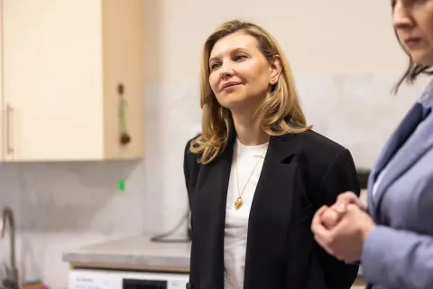 В трендовых джинсах и кроссовках: Елена Зеленская показала новый стильный образ