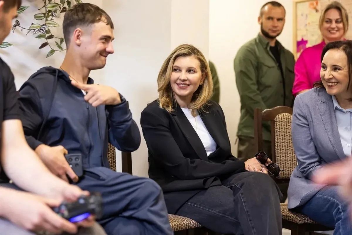 В трендових джинсах і кросівках: Олена Зеленська показала новий стильний образ - today.ua