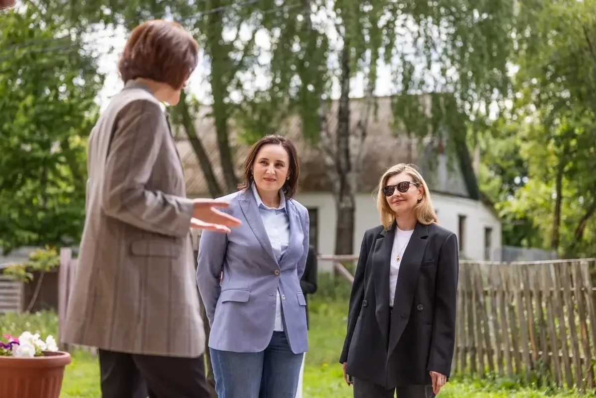 В трендових джинсах і кросівках: Олена Зеленська показала новий стильний образ - today.ua