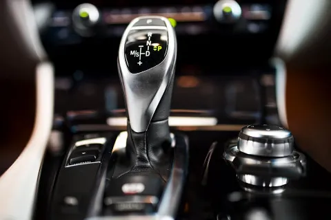 Водіям пояснили, чому автовиробники почали відмовлятися від "автоматів"