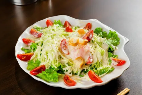 Салат "Цезар" з куркою та домашнім соусом: простий рецепт знаменитої закуски