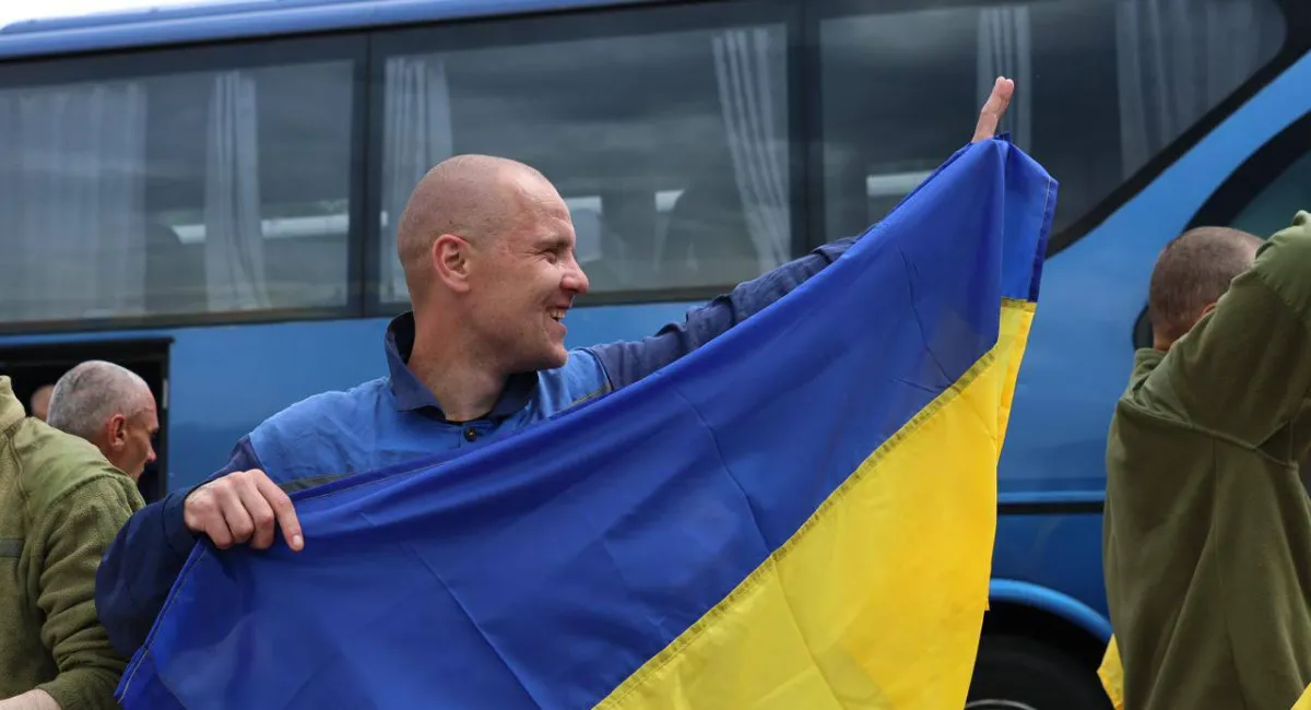 Украинцы, вернувшиеся из плена, радуются, узнав о реальной ситуации на фронте - today.ua