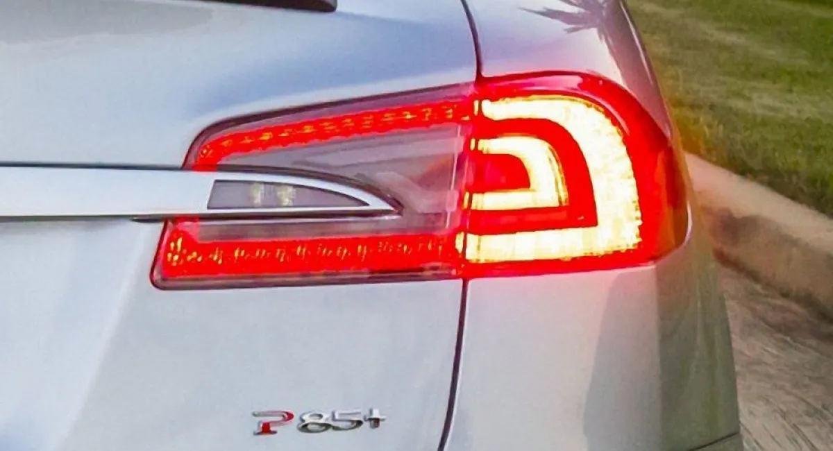 Суд скасував штраф за керування автомобілем з червоними покажчиками повороту - today.ua