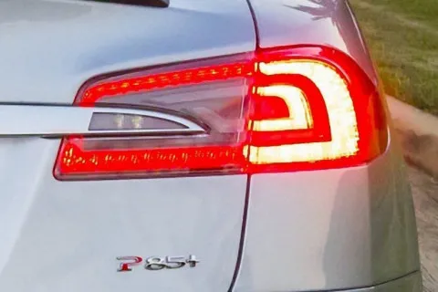 Суд скасував штраф за керування автомобілем з червоними покажчиками повороту