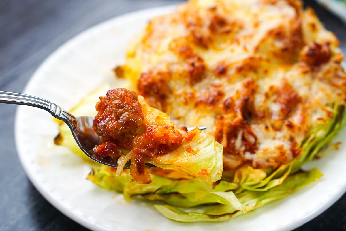 Стейки из молодой капусты с сыром и кефирным соусом: рецепт сытного весеннего блюда - today.ua