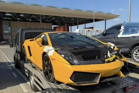 Львівські митники вилучили американський "биток" Lamborghini Gallardo