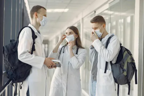 Выпускники медицинских вузов смогут получить выплату в 200 тысяч грн: Шмыгаль назвал условие