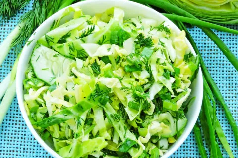 Вітамінний салат з молодої капусти: рецепт смачного та корисного перекусу