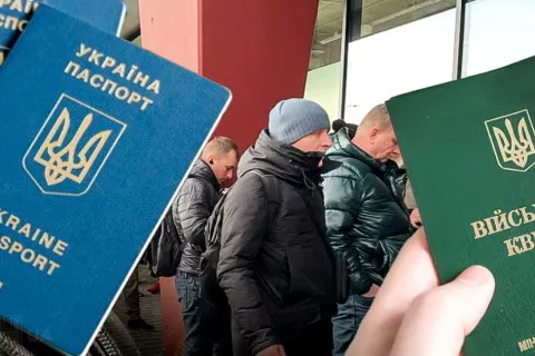 Українським чоловікам за кордоном готують суворі обмеження