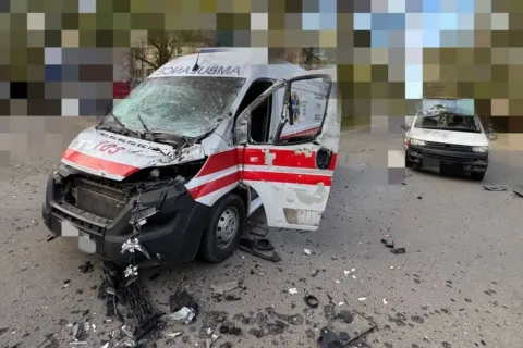 Росіяни знову тероризують цивільних: в Херсоні окупанти атакували "швидку" та інший траснпорт - є жертви