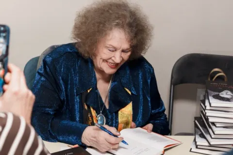 Долгожданное возвращение: легендарная Лина Костенко презентовала новую книгу "Ветер с Марса"