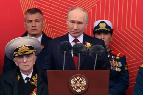 Техника на экранах и КНДР на мостовой: Путин провел самый бедный парад в истории РФ (фото, видео)