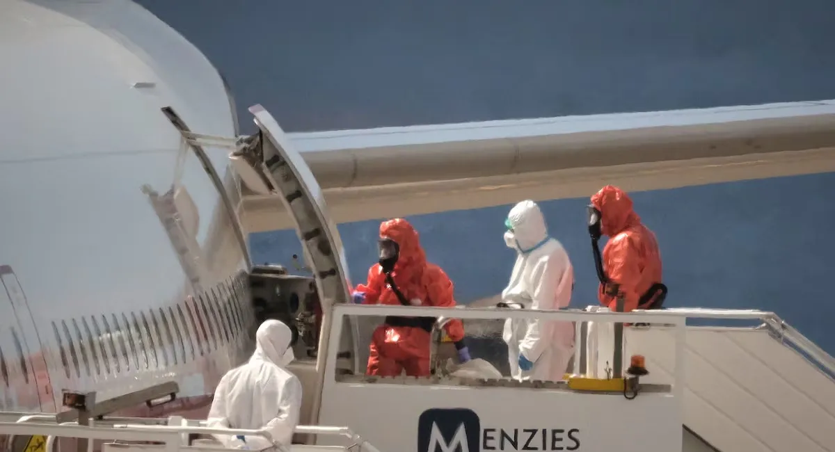 Хантавірус дістався евакуаційних рейсів: пасажирів MV Hondius перевозять у біоізоляційних капсулах - today.ua