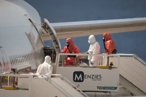 Хантавірус дістався евакуаційних рейсів: пасажирів MV Hondius перевозять у біоізоляційних капсулах