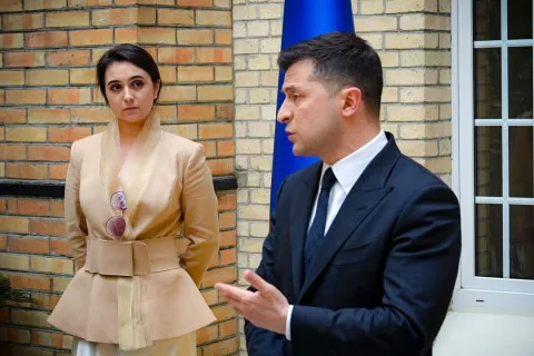 У Зеленського були готові віддати Росії весь Донбас ще в 2022 році: деталі відвертого інтерв’ю Юлії Мендель Такеру Карлсону