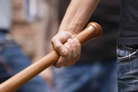 “Відпустіть сина”: у Хмельницькому чоловік з битою влаштував погром у ТЦК — чим все закінчилось