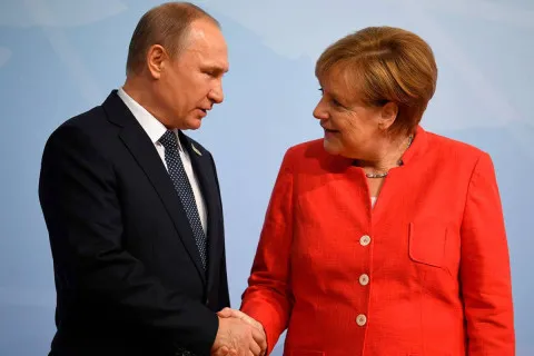 ЄС готує власного переговірника з Кремлем: Меркель може повернутися у велику політику
