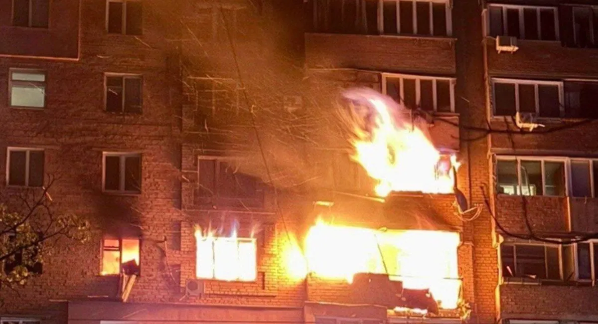 Вместо уюта - огненная ловушка: в Ивано-Франковске дрон попал в многоэтажку, есть пострадавшие (видео) - today.ua